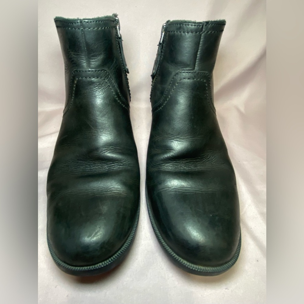 Teva Foxy black leather ankle boots with a side zip Women’s Size 9